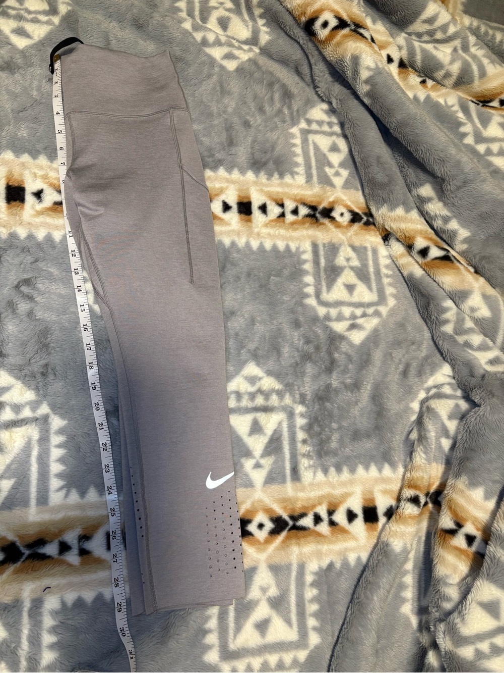 Nike Gray High-Rise Athletic Leggings with Side Pocket